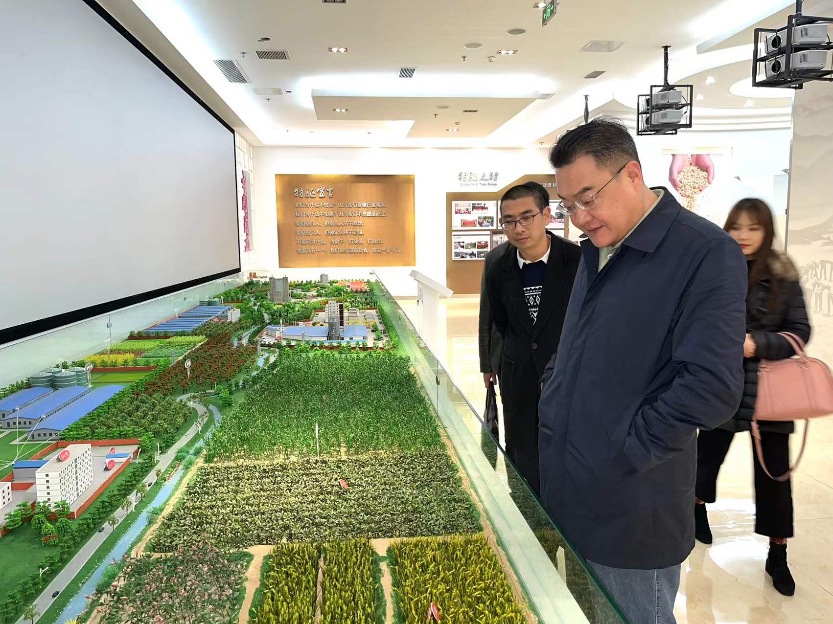 力爭一季度“開門紅”——鄧華赴通威集團、特驅(qū)集團考察交流