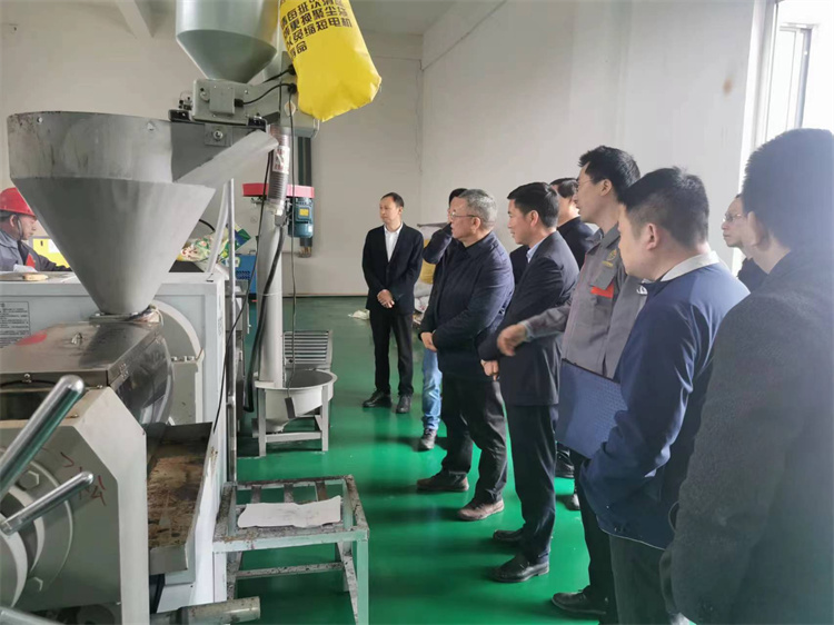 供銷社黨組副書記、監(jiān)事會(huì)主任張強(qiáng)一行到四川供銷西南冷鏈物流基地調(diào)研