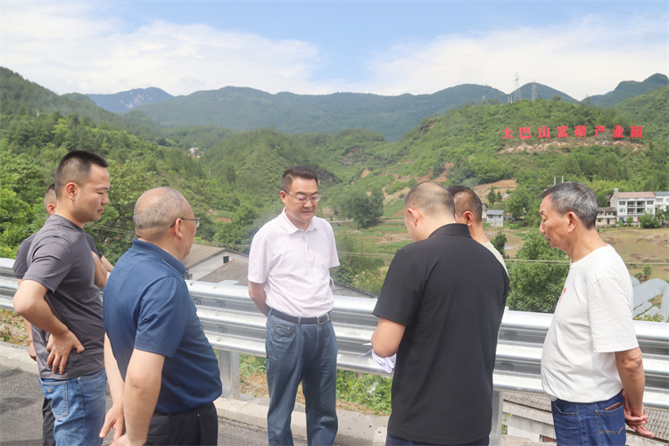 鄧華帶隊(duì)赴萬(wàn)源市開展主題教育調(diào)研