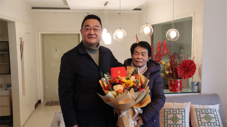 集團(tuán)公司領(lǐng)導(dǎo)看望慰問老同志