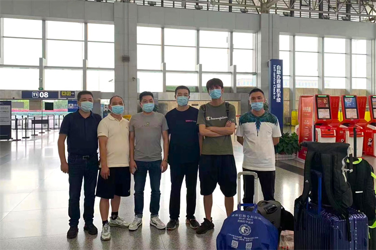 1663218077805146.jpg 機場合影.jpg